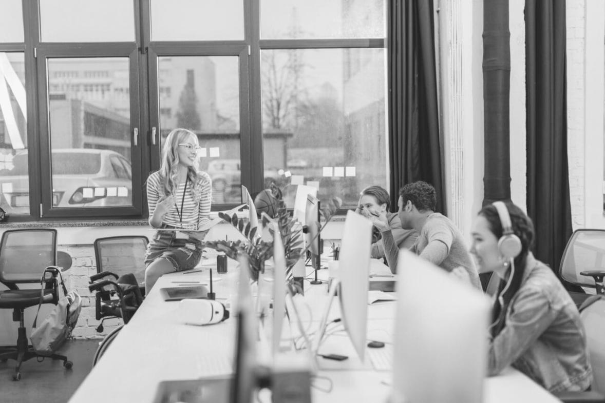 Professionelles Workshopumfeld mit Finanzanalyse-Tools